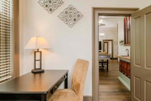 オシュコシュにあるLarge Luxury Downtown Loft - Walk to Everything Free Parkingのダイニングルーム(テーブル、椅子付)