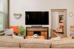 オシュコシュにあるLarge Luxury Downtown Loft - Walk to Everything Free Parkingのソファと薄型テレビのあるリビングルーム