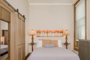 オシュコシュにあるLarge Luxury Downtown Loft - Walk to Everything Free Parkingのベッドルーム(白いベッド1台、ランプ2つ付) +13枚の写真