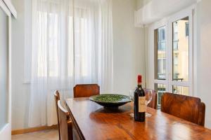 einen Tisch mit einer Flasche Wein und einer Schüssel darauf in der Unterkunft Firenze Blu in Florenz + 21 Fotos