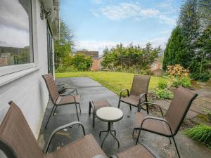 eine Gruppe von Stühlen und ein Tisch auf einer Terrasse in der Unterkunft Forest View Cottage in Nottingham