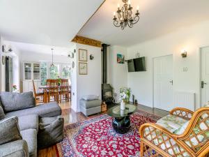 ein Wohnzimmer mit Sofa und Tisch in der Unterkunft Forest View Cottage in Nottingham + 13 Fotos