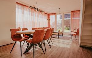 a dining room with a table and chairs at Saskerlei in Uitgeest