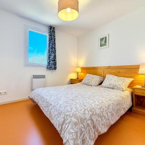 a bedroom with a large bed and a window at Les Deux Terrasses, 6 pers Piscine à Calvisson in Calvisson +15 photos