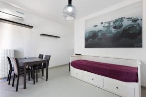 ペスキエーラ・デル・ガルダにあるLa Pelusa Peschieraのベッドとテーブルと椅子のある寝室 +17枚の写真