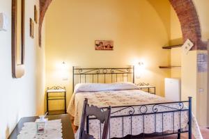 une chambre avec un lit et une table dans l'établissement Agriturismo Santagermana, à Castiglione della Pescaia