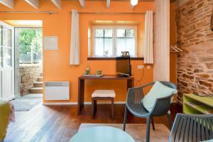 Habitación naranja con escritorio y silla en Chambres d'hôtes avec piscine, en Arzano