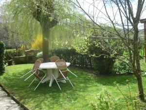 Gallery image of petunias in Vic-sur-Cère