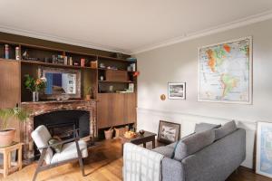 a living room with a couch and a fireplace at Cottage Thabor - Centre de Rennes in Rennes