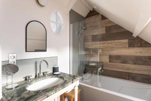 a bathroom with a sink and a shower at Cottage Thabor - Centre de Rennes in Rennes +7 photos