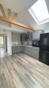 eine große Küche mit Holzböden und einem Dachfenster in der Unterkunft Cozy 2-Bedroom Cottage-Style Home in Dublin