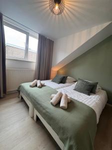 ファルケンブルグにあるBLESS Valkenburgのタオルが敷かれたベッドが2つある寝室