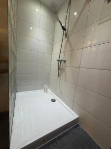ファルケンブルグにあるBLESS Valkenburgのバスルーム(シャワー、白いバスタブ付) +11枚の写真