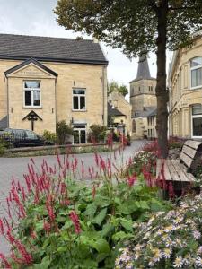 ファルケンブルグにあるBLESS Valkenburgの建物前の花園