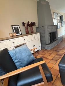 ファルケンブルグにあるBLESS Valkenburgのリビングルーム(椅子、暖炉付)