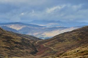 een uitzicht op een bergvallei met bergen in de verte bij Rachel’s Farm, Glenalmond in Inchture