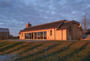 een grote houten schuur met ramen op een veld bij Rachel’s Farm, Glenalmond in Inchture