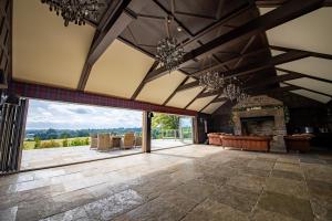 een open woonkamer met open haard en grote ramen bij Rachel’s Farm, Glenalmond in Inchture +21 foto's