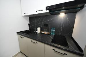 a kitchen with a black counter top at VS Gold Apartament in Galaţi