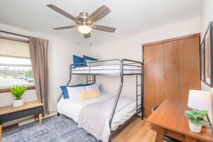 Ένα ή περισσότερα κρεβάτια σε δωμάτιο στο North Appleton Family Home - 3 bedroom Fenced Yard