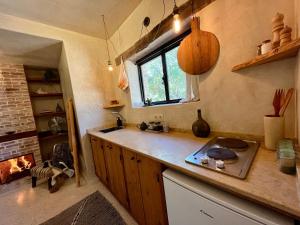 een keuken met een fornuis en een open haard bij The Gate House Studio Sidi Kaouki in Essaouira +11 foto's