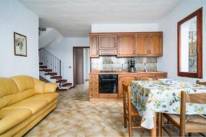 ブドーニにあるAppartamenti Lu Nibaruのキッチン(ソファ、テーブル付)