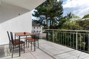 a patio with a table and chairs on a balcony at White House Apartments-App 1 und 2 in Kappel-Grafenhausen