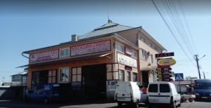 ein Gebäude mit davor geparkten Autos in der Unterkunft ЯВіС in Mamaivci Village + 9 Fotos