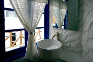 Un baño con lavabo y dos ventanas. en Sweett Lemon Home, en Patong Beach 36 fotos más