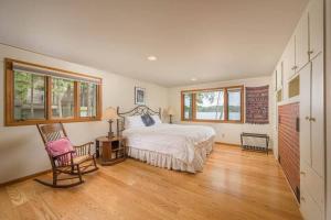 Postel nebo postele na pokoji v ubytování Lake House Family Vacation - Sleeps 12 Dock Kayaks Paddle Boards