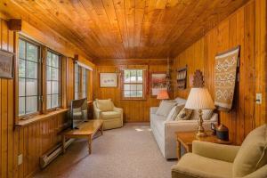 Posezení v ubytování Lake House Family Vacation - Sleeps 12 Dock Kayaks Paddle Boards