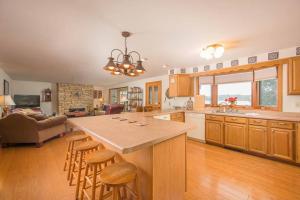 Kuchyň nebo kuchyňský kout v ubytování Lake House Family Vacation - Sleeps 12 Dock Kayaks Paddle Boards