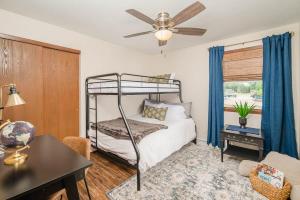 une chambre avec un lit superposé et un bureau dans l'établissement North Appleton Family Home - 3 Bedroom, à Appleton 5 autres photos