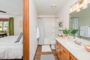 une salle de bain avec un lit, un lavabo et des toilettes dans l'établissement North Appleton Family Home - 3 Bedroom, à Appleton