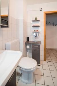 マイナーツハーゲンにあるFerienwohnung an der Volmeの白いトイレと洗面台のあるバスルーム +9枚の写真