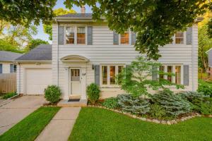 een wit huis met een oprit ervoor bij Downtown Oasis Family Home - Lawrence University PAC College Ave in Appleton