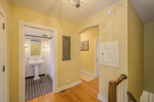 een badkamer met wastafel en toilet in een kamer bij Downtown Oasis Family Home - Lawrence University PAC College Ave in Appleton +15 foto's