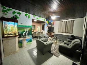 una sala de estar con sofás y una pintura en la pared en Rent cop30 Belém For Mosqueiro Praia Grande, en Belém