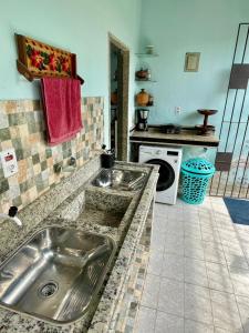 una cocina con fregadero y lavadora en Rent cop30 Belém For Mosqueiro Praia Grande, en Belém