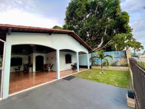 una casa independiente con un gran garaje abierto en Rent cop30 Belém For Mosqueiro Praia Grande, en Belém
