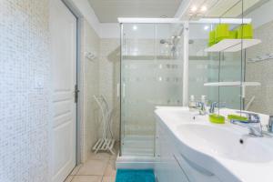 ボルム・レ・ミモザにあるVilla les Mimosasの洗面台とシャワー付きの白いバスルーム +19枚の写真