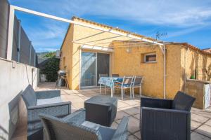ボルム・レ・ミモザにあるVilla les Mimosasのパティオ(椅子、テーブル付)