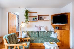a living room with a couch and a tv at Rathäusle in Titisee-Neustadt