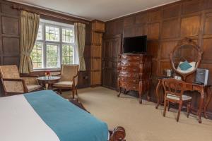 Castle Bromwich Hall; Sure Hotel Collection by Best Westernにあるテレビまたはエンターテインメントセンター