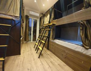 Una cama o camas en una habitación de Holy Sheet Hostel