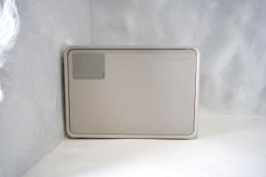 un dispositivo blanco sobre una pared blanca en Sweett Lemon Home, en Patong Beach