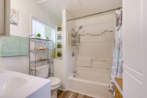 Ένα μπάνιο στο Private Patio and Yard Cozy Maryland Cottage +16 φωτογραφίες