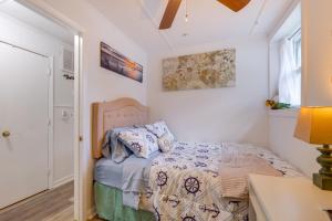 Ένα ή περισσότερα κρεβάτια σε δωμάτιο στο Private Patio and Yard Cozy Maryland Cottage