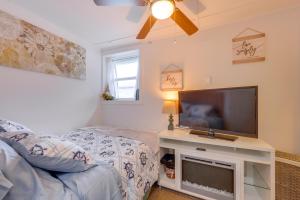 Μια τηλεόραση ή/και κέντρο ψυχαγωγίας στο Private Patio and Yard Cozy Maryland Cottage