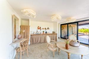 a living room with a table and chairs at Maisonk Provence in Villedieu